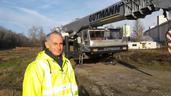 Paul Schmitt, le dirigeant de Gutmann France, dans la prochaine aire de stockage pour le transport d'éoliennes au port de Colmar-Neuf-Brisach  (Photo Mathieu Noyer)
