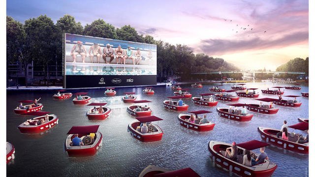 C’est une première à Paris : pour l’ouverture de Paris Plages le 18 juillet 2020, une projection est à voir depuis un petit bateau électrique sur le bassin de La Villette. (Photo Ville de Paris)