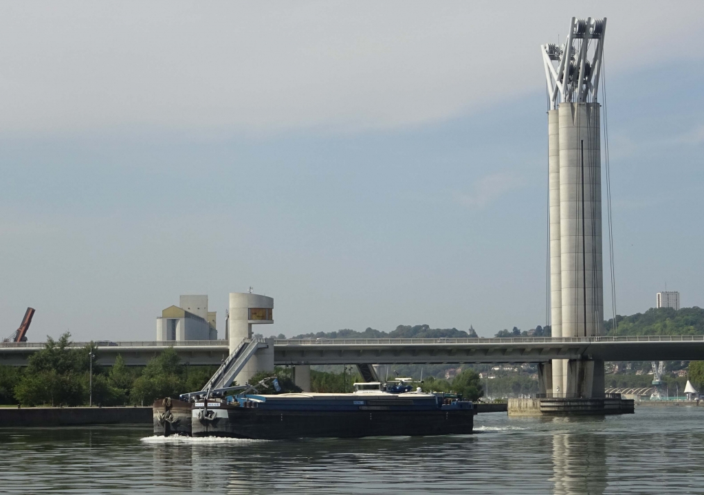 Un bateau de transport sur la Seine à Rouen. (Crédit VB)