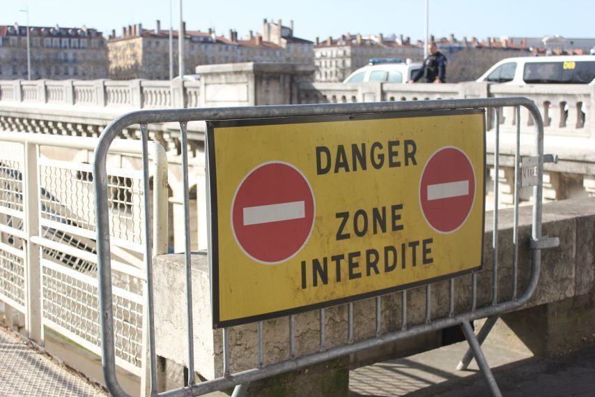 Les services de la métropole de Lyon installent des barrières sur les différents accès aux quais du Rhône, ce mercredi 18 mars 2020. (Photo FH/actuLyon )