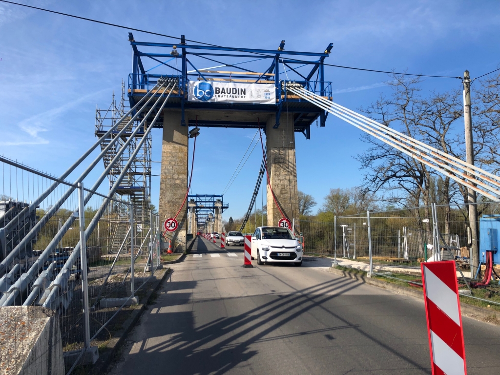 Le pont de Châtillon-sur-Loire (Loiret), qui menaçait de s’effondrer dans le fleuve, est en cours de réhabilitation depuis 2019.(Photo Lolita Nardone)