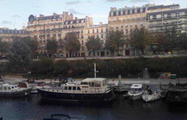 A deux pas du métro Bastille et de l'Opéra, des "pénichards" se sont installés sur le port de l'Arsenal. Un mode de vie flottant qui tranche avec l'agitation de circulation routière quelques mètres plus haut, sur le boulevard de la Bastille. (Photo Crézia NDONGO)