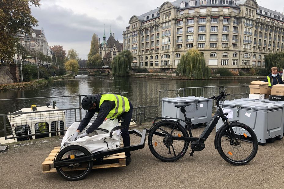 Soixante tonnes de pavés ont été livrées par voie fluviale et vélo cargo le 12 novembre à Strasbourg. (Photo Léna Romanowicz / France Télévisions)