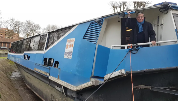 Le propriétaire de l'Occitania, Richard Munos, vient constater l'ampleur des dégâts sur son bateau en cale sèche à Toulouse (Photo Radio France - Pauline Renoir)