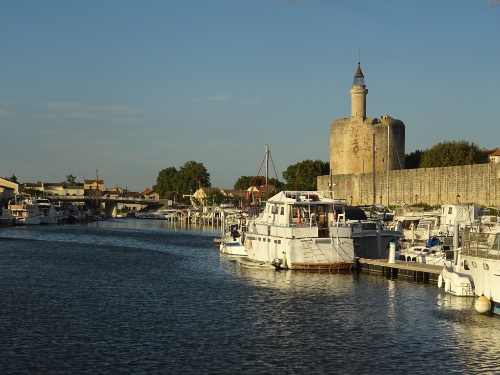 Aigues-Mortes, sur le canal du Rhône à Sète (Photo Brancotte)