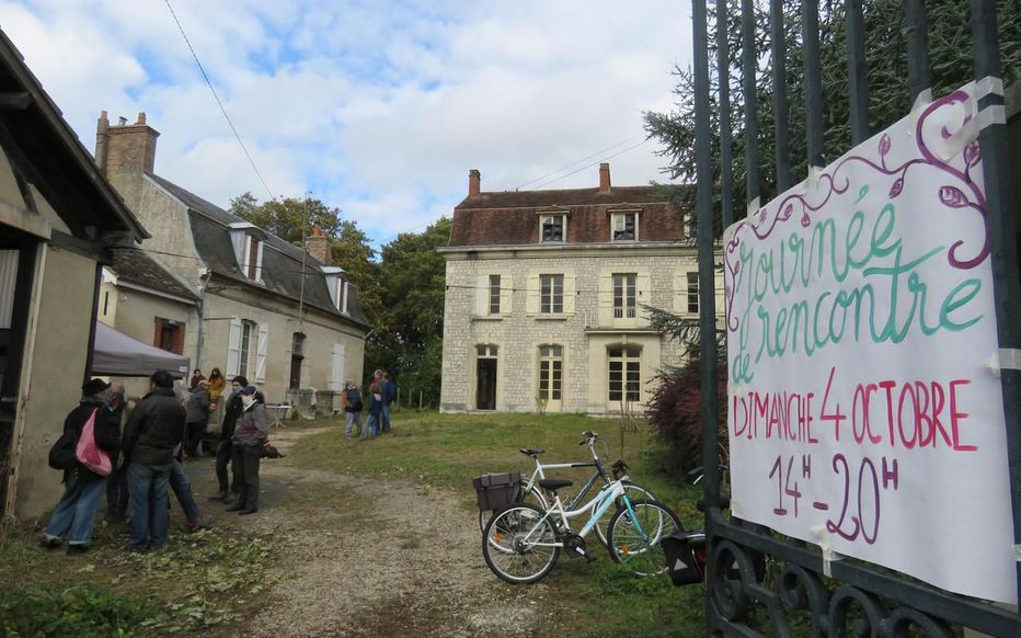 Saint-Mammès (Seine-et-Marne), le 4 octobre 2020. Des visiteurs sont venus voir le lieu et les occupants du site par curiosité ou pour comprendre leur démarche.(Photo LP/Sophie Bordier)