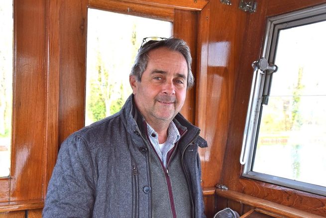 Très régulièrement, Olivier Mégret fait le tour de sa péniche-hôtel, à quai au port de Tanlay depuis le 18 décembre 2019. (Photo D.R.)