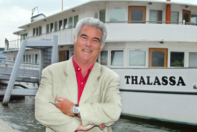 Georges Pernoud, ici en juin 2004 devant le bateau « Thalassa ». (Photo PIERRE VERDY/AFP)