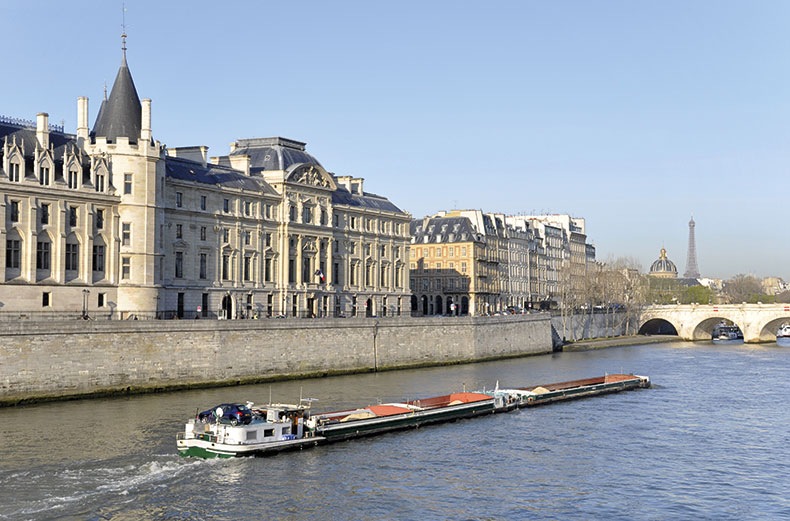 bateau de transport fluvial sur la Seine à Paris (photo extraite du site affiches-parisiennes.com)