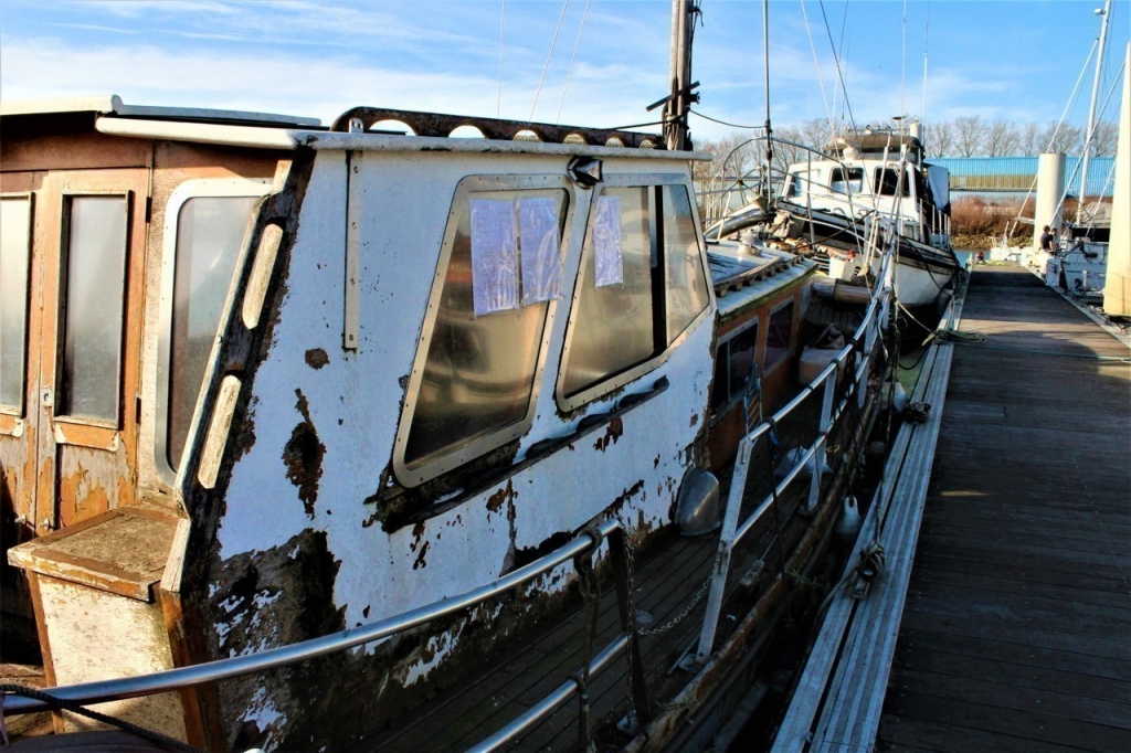 Le propriétaire de ce bateau « Roxy » en bois est sommé de venir le récupérer au port de plaisance de Rouen (Seine-Maritime), dès que possible. (Photo ML/76actu)