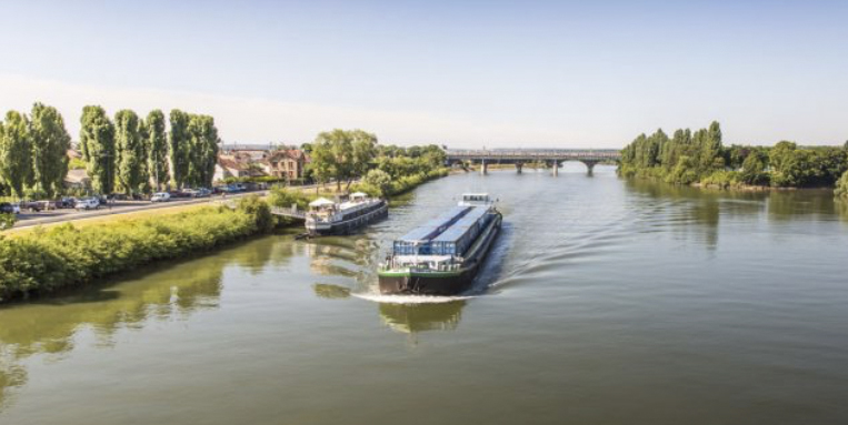 Transport fluvial de conteneurs sur la Seine (Photo Alexandra Lebon V.N.F)