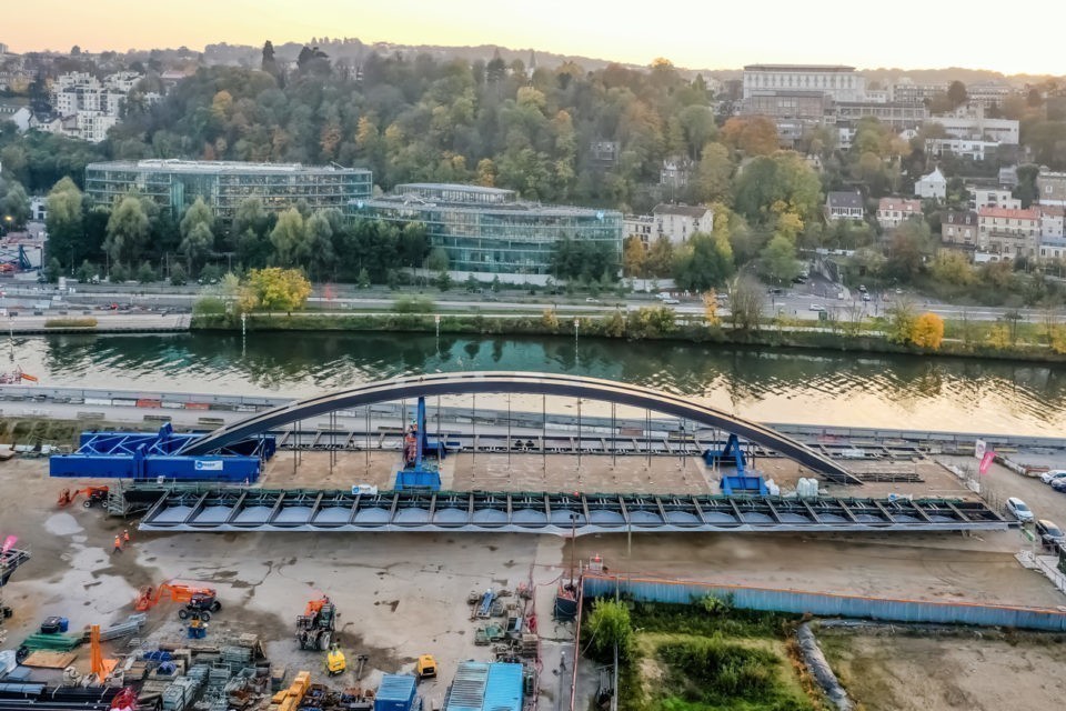 La seconde partie du pont Seibert entre l’île Seguin et Meudon est installée ce vendredi 19 novembre 202A. (Photo VDSA-A.Duhamel – F.Karioty)