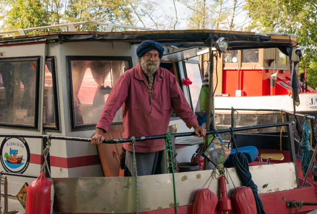 Dawa est le commandant de bord du bateau-nettoyeur « A l’eau la vie », dédié au ramassage des déchets sur la Vilaine et les cours d’eau autour rennais (Photo Hugo Murtas / Actu Rennes)