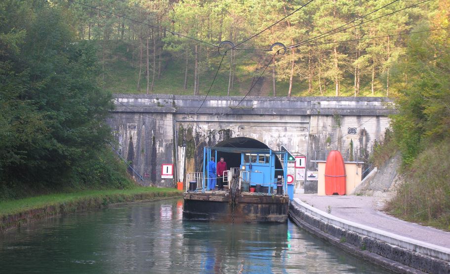 Le tunnel de Mauvages et son toueur (Photo PJL)