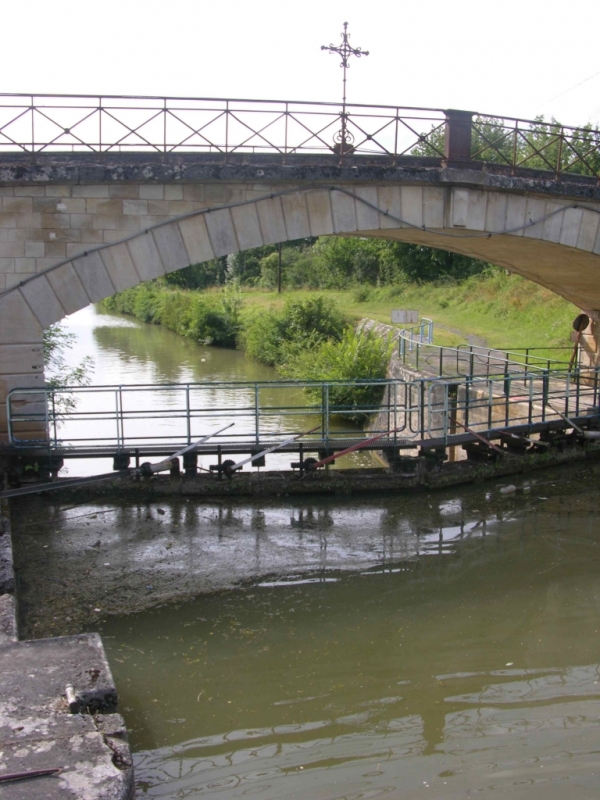 Ecluse de Vinneuf sur l'Yonne (Photo PJL)