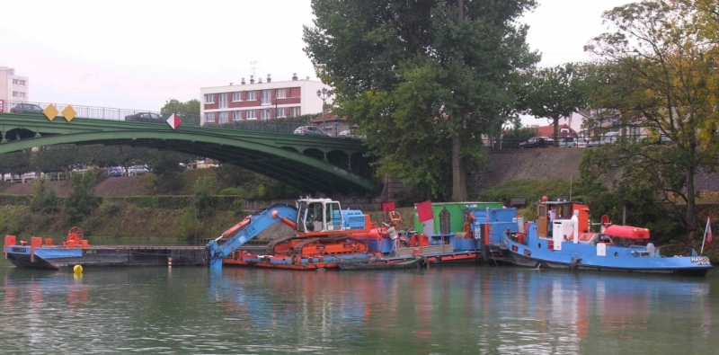 Pose de fibres optiques dans la Marne (Photo PJL)