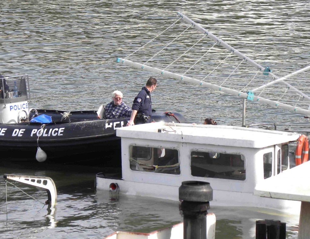 La Brigade fluviale accompagne Joël à son bateau (Photo PJL)