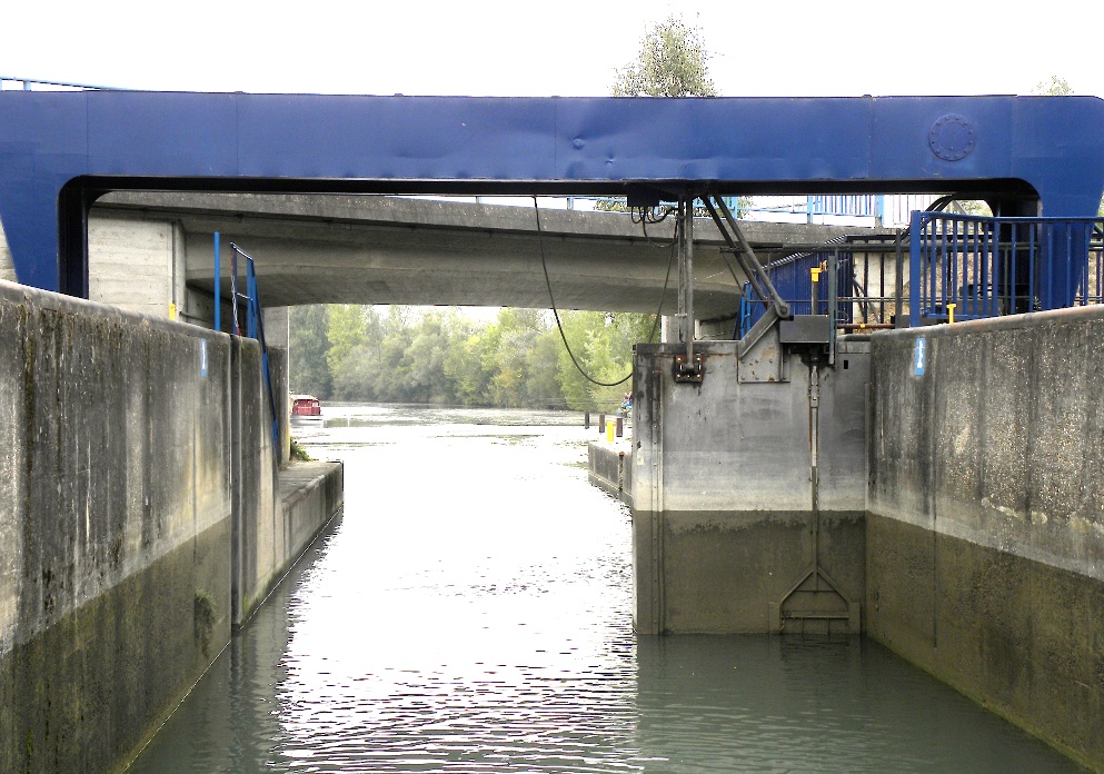 Porte aval coulissante de l'écluse de Rhinau (Photo PJL)