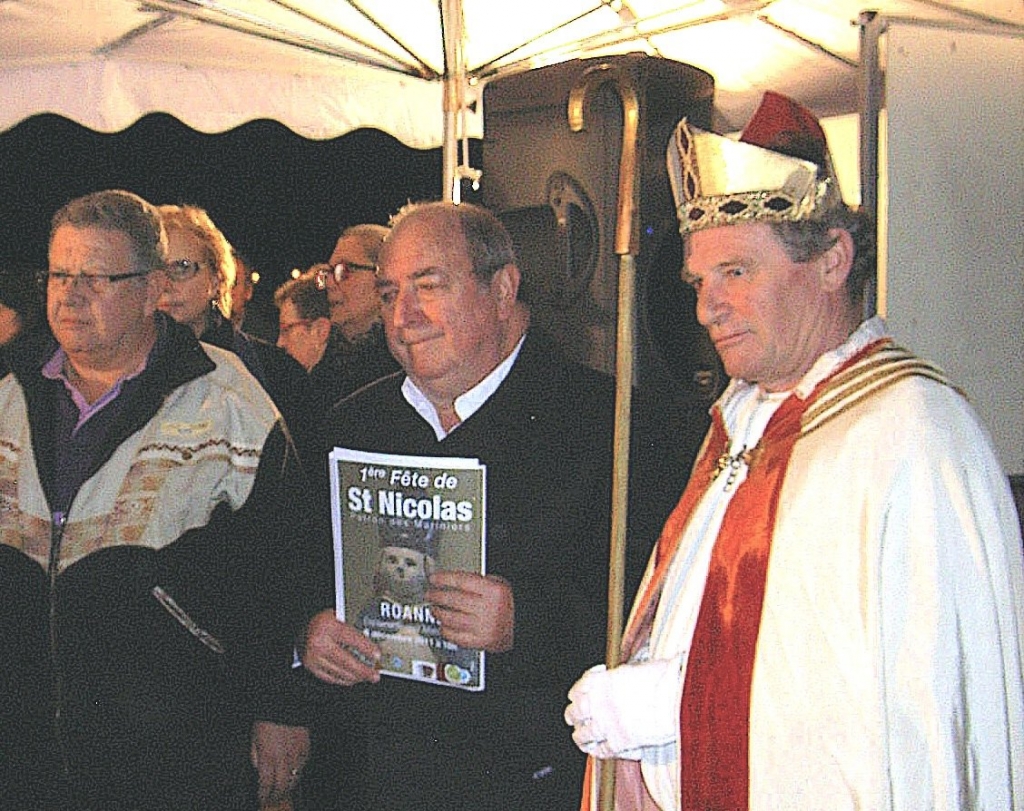 P. Dourmel et R. Fessy accueillent Saint Nicolas à Roanne (Photo G.Bouladou)