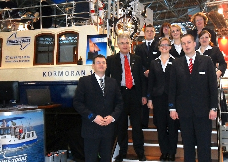 Harald Kuhnle (cravate rouge) et son équipe au Boot-Düsseldorf (Photo Kuhnle-Tours)