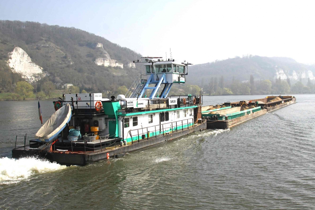 Le pousseur "Dupleix" de la flotte Lafarge (Photo Lafarge)