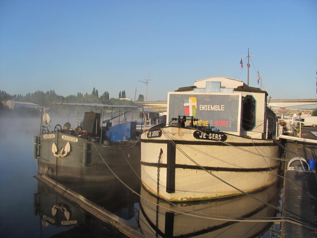 "Je Sers" - le bateau-chapelle de Conflans-Ste-Honorine (Photo La Pierre Blanche)