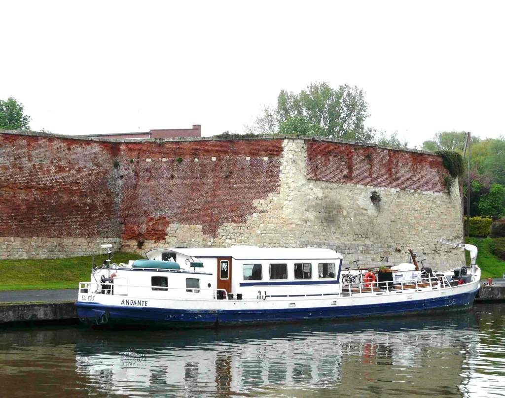 L'"Andante" sous les fortifications de Bouchain (Photo G. Matignon)