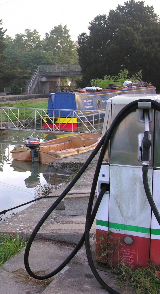 La pompe à gasoil du port de St Satur (Photo PJL)