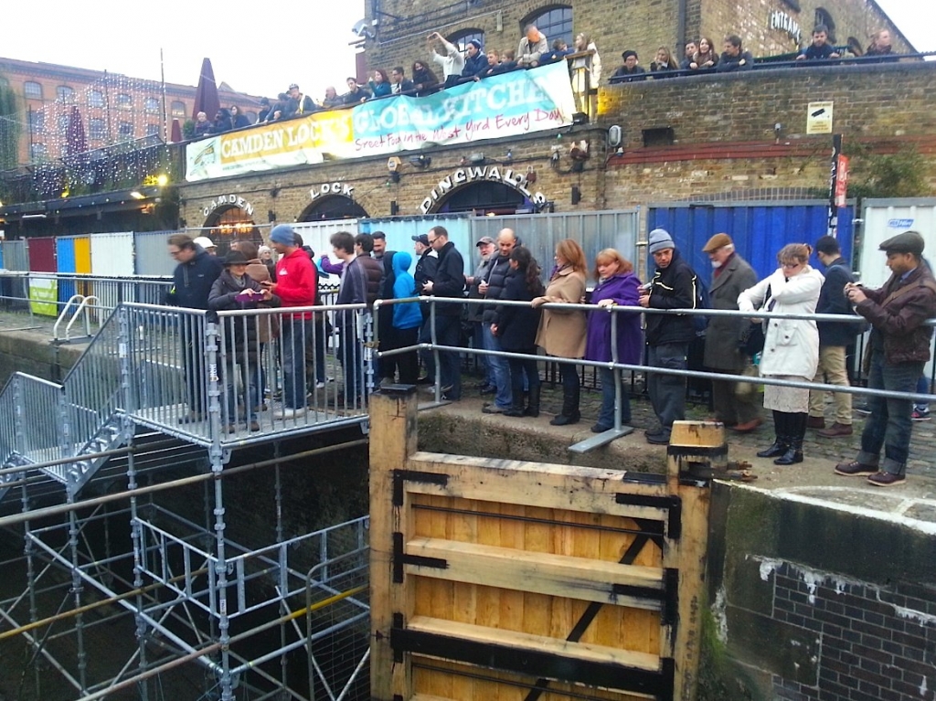 Visite des Londoniens aux travaux de l'écluse de Camden (Photo Canal & River Trust)