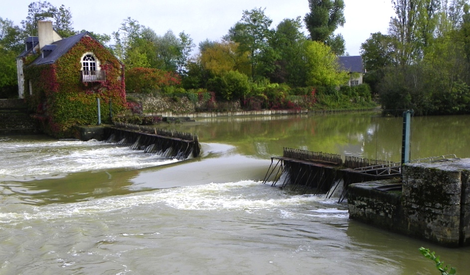 Le barrage de Nitray bousculé par la violence des eaux (Photo Y.Loison)