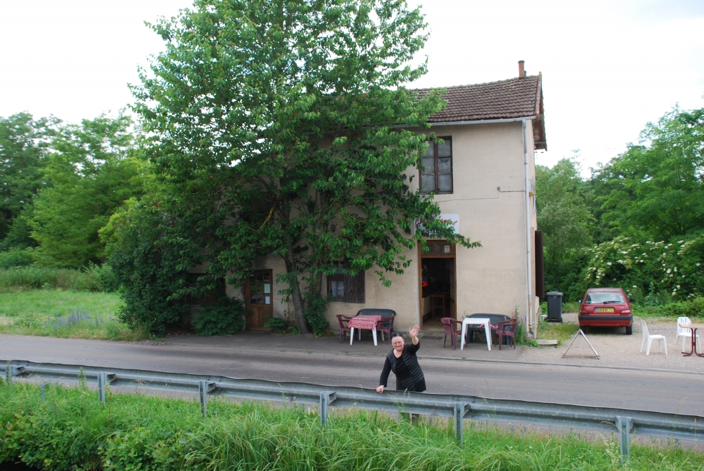 Chantal devant son restaurant au passage de Nathalie (Photo J.-F. Macaigne)