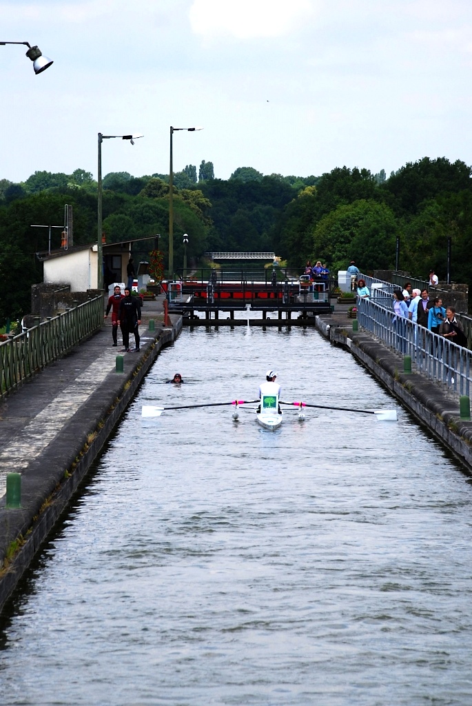 Nathalie traverse le pont-canal du Guétin (Photo J-F Macaigne)