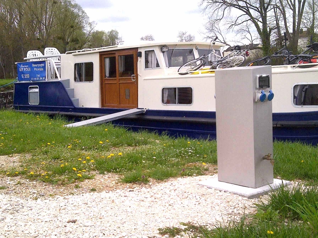 Borne d'alimentation sur le canal du Nivernais (Photo OTIECY)