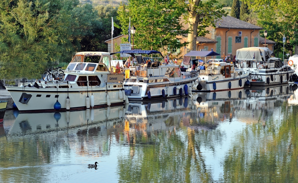 Le port de Capestang et la Maison cantonnière, siège du service éducatif (Photo office de tourisme du canal du Midi)