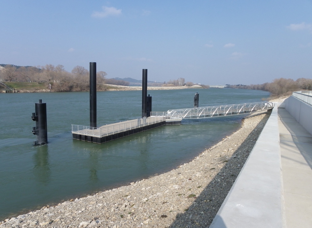 Le ponton-croisière de Tarascon (Photo G.Mouraret)