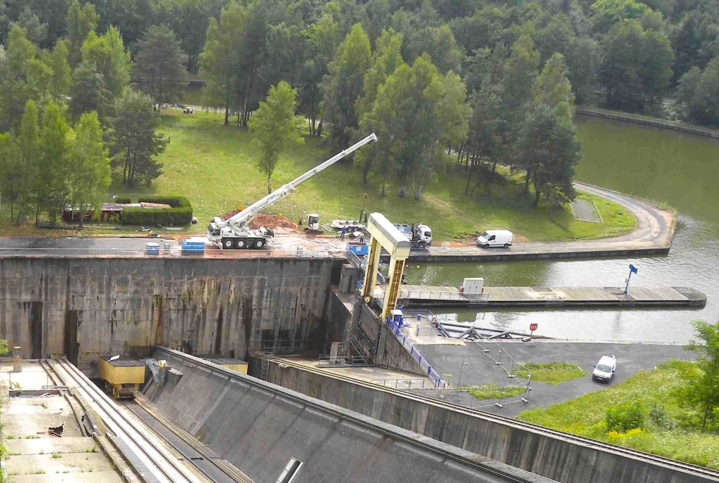 Travaux aux pieds de l'ouvrage d'Arzviller - 09/08/2013 (Photo PJL)