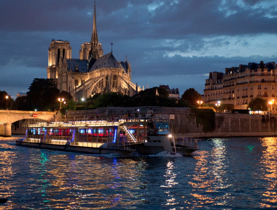 Le trimaran "Pierre Bellon" des Bateaux-Parisiens (Photo A.Wenger)