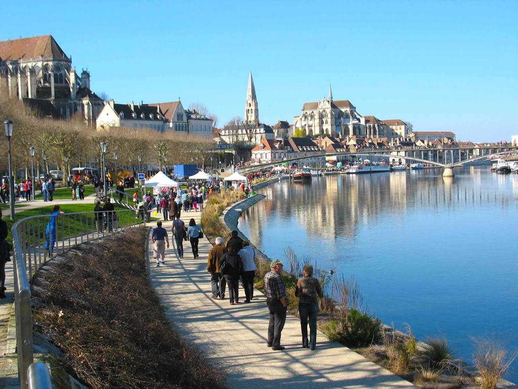 Les quais d'Auxerre durant la Fête de printemps (Photo Ph Bénard)
