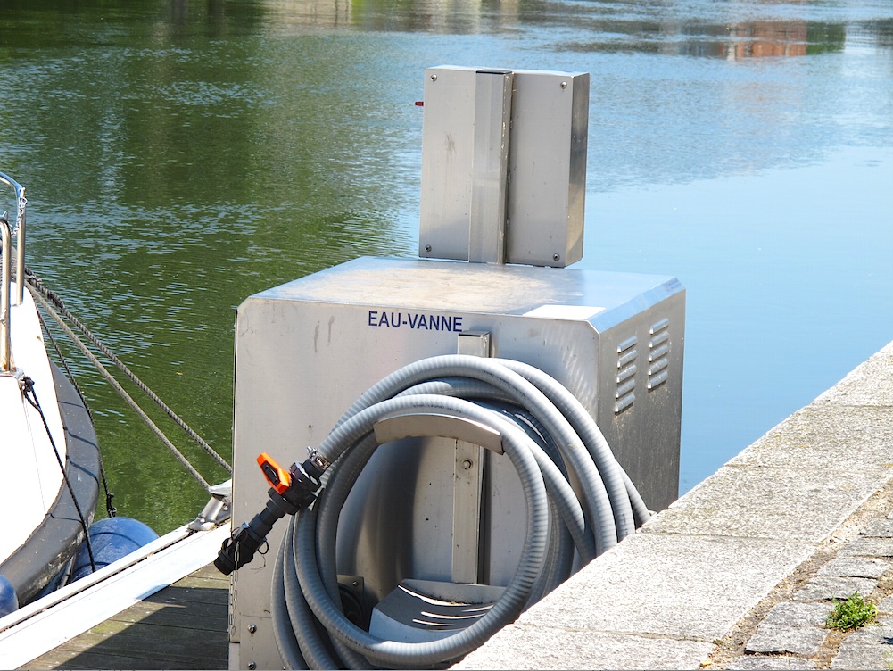 Borne à eaux usées, à la halte d'Amiens (Photo N. Parent)