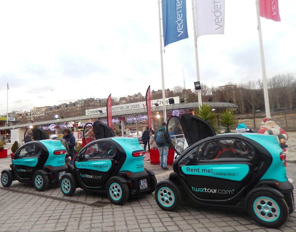 Des Twizy au pied des bateaux (Photo Vedettes de Paris) 