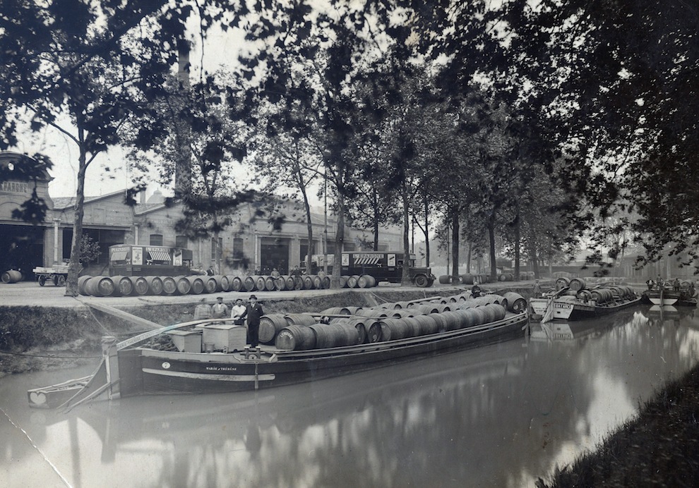 Les pinardiers devant les chais de l'Épargne à Toulouse (Photo André Miquel)