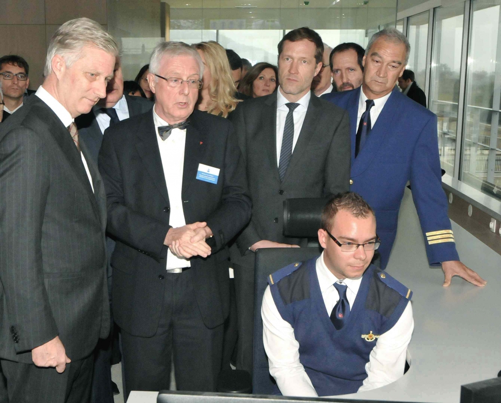 Inauguration de la grande écluse de Lanaye - Le roi Philippe écoute les explicatiions d'Yvon Loyaerts (Photo Y. Gérondal)