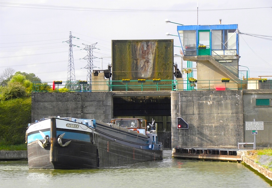 Pont l'Évêque - à la sortie de la dernière écluse du canal du Nord (Photo PJL)