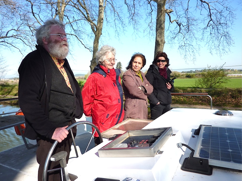 Colombiers - Fluvial sur le canal : Philippe et Michèle Devisme, Carmen Momenceau. Dominique Léonardi (Photo : S.Quinard)