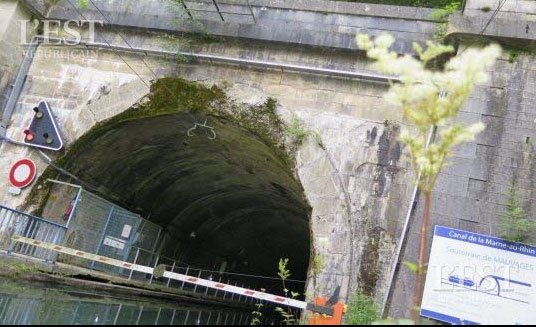 En attendant la mise en service des 9 caméras de vidéosurveillance d’ici la fin de l’année, des agents VNF suivent toujours le cheminement des bateaux, à vélo électrique, le long d’une passerelle. (Photo ER)