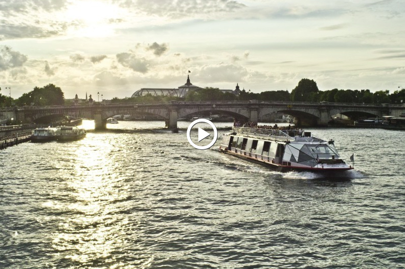 Les Bateaux-Mouches veulent séduire les Parisiens (photo Xavier Francolon/SIPA)