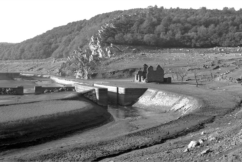 L'assec de Guerlédan en 1985 (Photo M.Langle - OT de Pontivy)