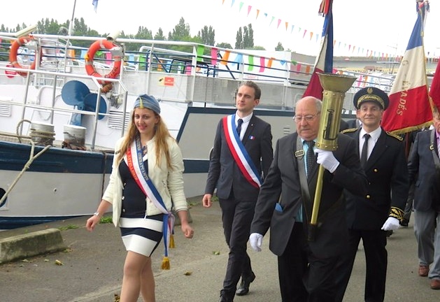 Amandine Drecourt, Madelon 2016, accompagnait le porteur de la Flamme à Conflans (Photo 78-Actu)