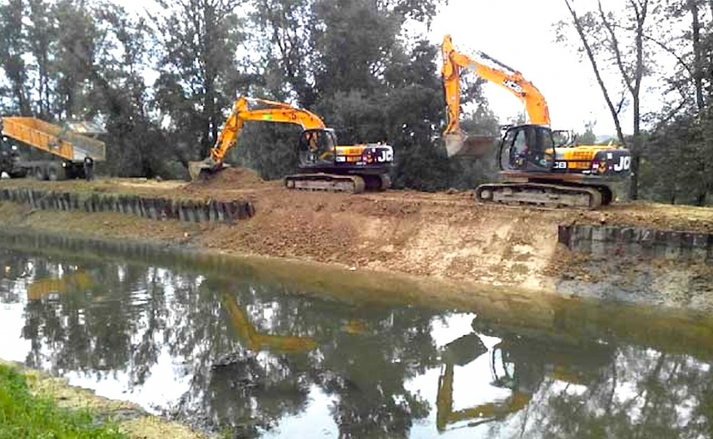 Reconstruction de la digue du canal de Garonne à Meilhan (Photo Voltolin)