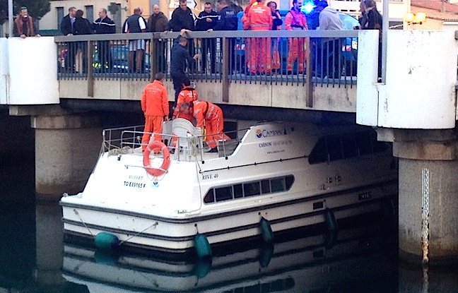 Un bateau de location coincé sous un pont de Palavas (Photo N.Bonzom / Maxelle Presse)